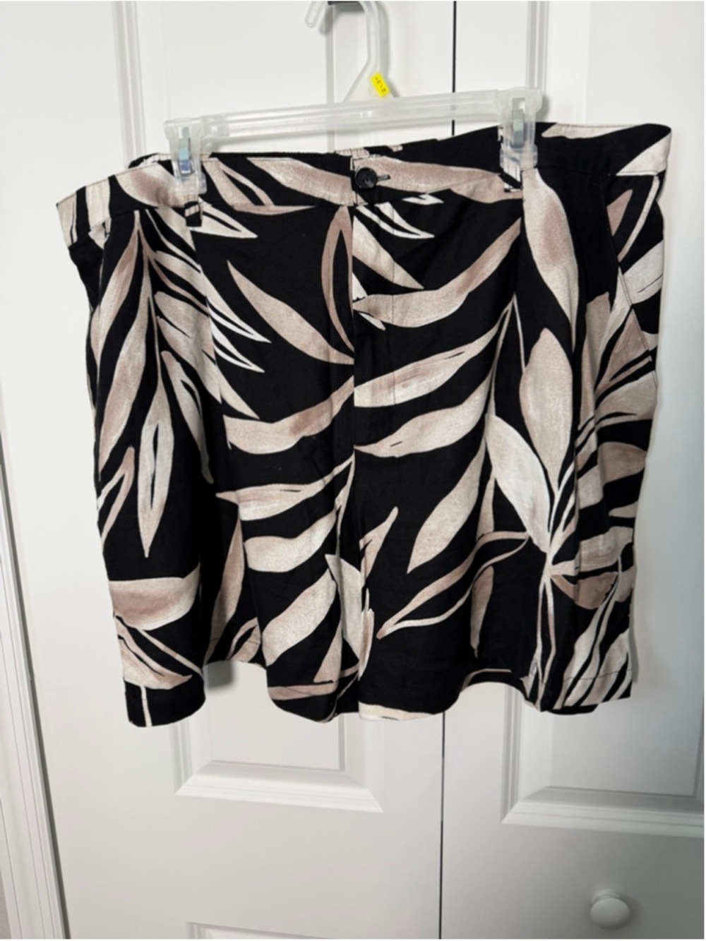 Time and Tru Plus Shorts XXXL Black Beige Leaf Print EUC